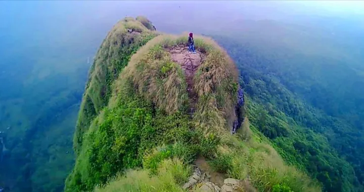Pesona Gunung Batu dengan Panorama Dramatis yang Membangkitkan Semangat Juang
